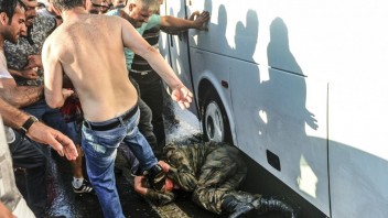Turci zverejnili brutálne videá z lynčovania pučistov. Zabíjame piateho, kričia
