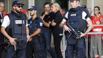 Vo Francúzsku útočil nožom muž z Maroka, zranil ženu a jej deti