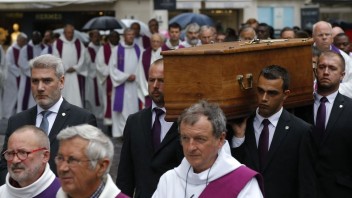 Tisíce ľudí sa v Rouene rozlúčili so zavraždeným kňazom