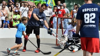 Deti v Dubnici nad Váhom hrali hokejbal s hviezdami NHL