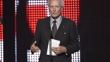 Clint Eastwood dáva Trumpovi šancu, prekáža mu generácia báboviek