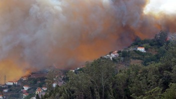 Madeiru zachvátili plamene, požiar si vyžiadal aj obete na životoch