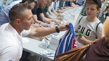 Višňovský ukončí kariéru zápasom hviezd, tie rozdávali autogramy