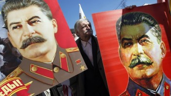 Stalin môže pomáhať stranám v kampani, rozhodla ruská komisia