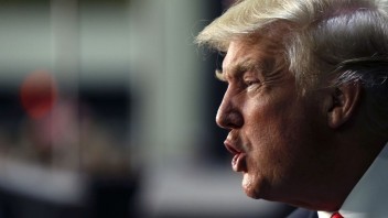 Trump mierni slovník, kontroverzné výroky pripísal vzrušeniu z debát