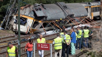 Vykoľajený vlak v Španielsku vrazil do mosta, zahynuli 4 ľudia