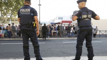 Francúzi bojujú s terorizmom, zadržali už stovky podozrivých osôb