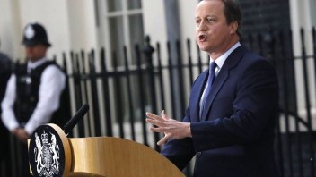 Britský expremiér Cameron sa vzdal poslaneckého mandátu