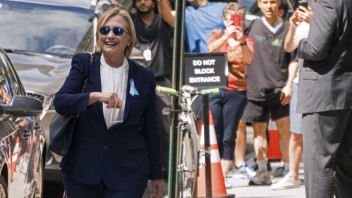 Clintonovej stav sa zlepšuje, vráti sa do volebnej kampane
