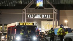 Streľba v americkom nákupnom centre má päť obetí, páchateľ uniká