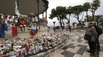 Francúzsko si pripomína tragédiu v Nice. Obrad pre počasie preložili
