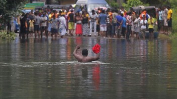 Záplavy vo Vietname majú desiatky obetí, ku krajine sa blíži tajfún