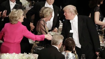 Podali si ruky. Clintonovú a Trumpa spojila charitatívna večera