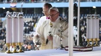 Pápež František odslúžil vo Švédsku omšu pre katolícku menšinu