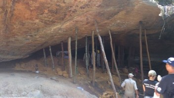 Strop jaskyne sa počas modlitby zrútil, zahynulo 10 ľudí