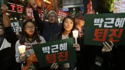 Tisícky ľudí demonštrovali v uliciach Soulu, žiadajú demisiu prezidentky