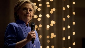 Clintonová sa zbavuje zodpovednosti, za prehru viní šéfa tajných