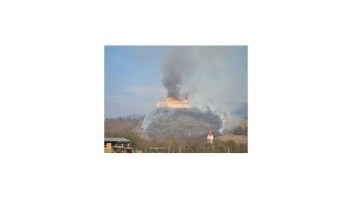 Požiar hradu Krásna Hôrka už majú hasiči pod kontrolou