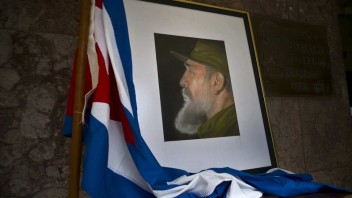 Kuba smúti za Castrom, urna s jeho popolom poputuje krajinou