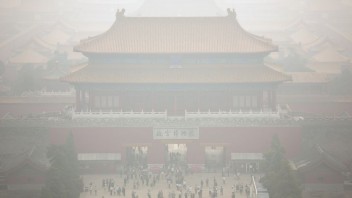 Peking vyhlásil poplach, koncentrácia smogu je extrémne nebezpečná