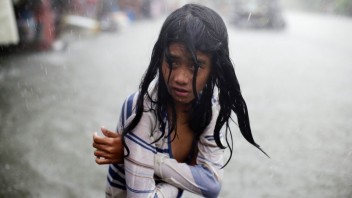 Filipíny zasiahne tajfún, obyvatelia opúšťajú svoje domovy