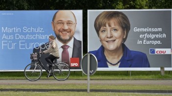 Hlavný sok kancelárky Merkelovej má podľa prieskumu rovnakú podporu