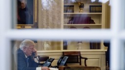 Trump po prvý raz od nástupu do funkcie telefonoval s Merkelovou i Putinom