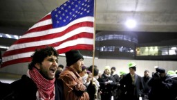 Protiimigračný dekrét má prvé čísla, Američania zrušili desaťtisíce víz