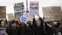 Západoeurópske metropoly reagovali na Trumpove dekréty, ľudia vyšli do ulíc