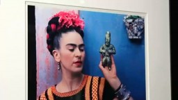 Výstava o živote Fridy Kahlo / Šmolkovia ožili v Bruseli
