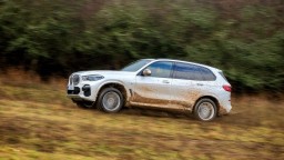 Nové BMW X5 nezastaví ani mazľavé blato a prvé kilometre s Hondou CR-V Hybrid