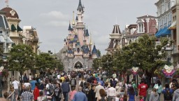 Koniec rúškam i otvorenie Disneylandu. Vo Francúzsku uvoľňujú opatrenia