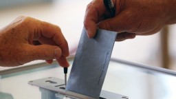 Vo Francúzsku prebehli regionálne voľby, neúčasť voličov bola rekordná