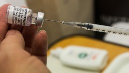 Ministerstvo schválilo kombinovanie vakcín. Aké výhody to prináša?