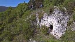 Očarí skalnými útvarmi i malými jaskyňami. Dolina Hlboče je vhodná aj pre turistiku s deťmi