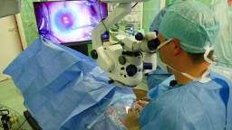 Ročne sa realizujú desaťtisíce operácií sivého zákalu. Aké sú postupy v očnej chirurgii?
