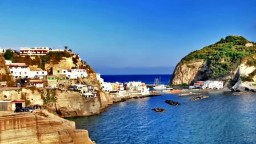 Taliansky ostrov Ischia ponúka návštevníkom termálne pramene, históriu aj more. Poteší aj nadšencov turistiky