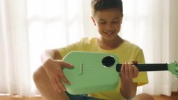 Stačí len následovať svetlá a naslúchať hudbe. Aké sú výhody elektrického ukulele?