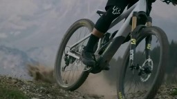 Divoký enduro elektrický bicykel, ktorý stavil na uhlíkové vlákna