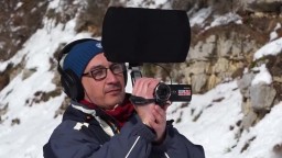 Parabolický mikrofón na fotoaparát nasníma zvuky vzdialených objektov