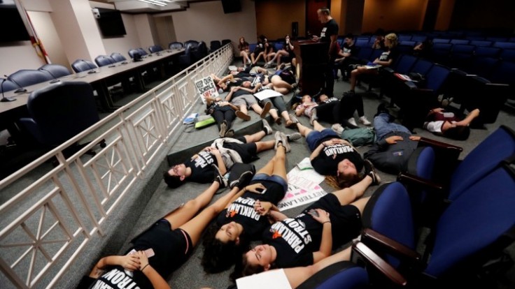 aptopix-school-shooting-florida-68914-10cf8845c6e44b9a9f25479a4ab3336d_7f000001-e2ac-c1b6.jpg