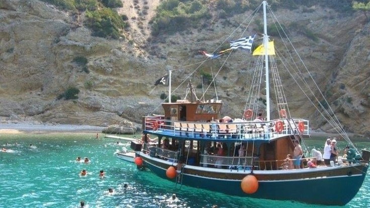 Ostrov Thassos si môžete pozrieť aj počas výletu loďou.