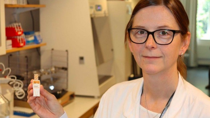 Chemička Ingemo Andersson drží v ruke maličký plastový inhalátor