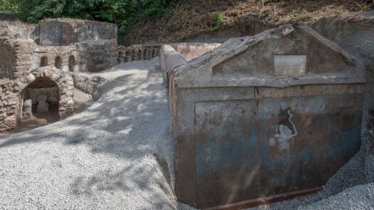 Hrobka Marcusa Veneriusa Secundia v nekropole Porta Sarno v oblasti Pompejí, ktorá zatiaľ nie je prístupná pre verejnosť.