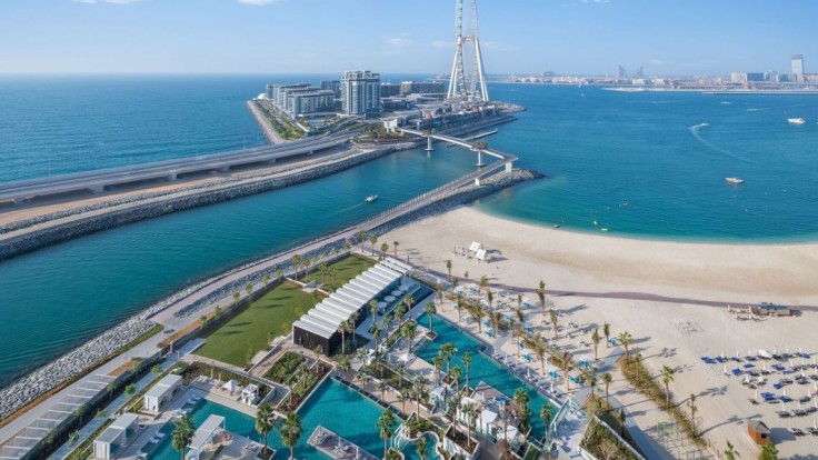 Hotelová pláž a Ain Dubai.