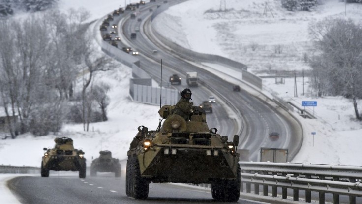 Konvoj ruských obrnených vozidiel sa presúva po diaľnici na polostrove Krym.