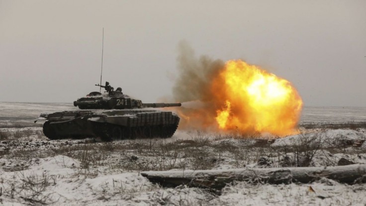 Ruský tank T-72B3 počas vojenského cvičenia v Rostovskej oblasti na juhu Ruska.