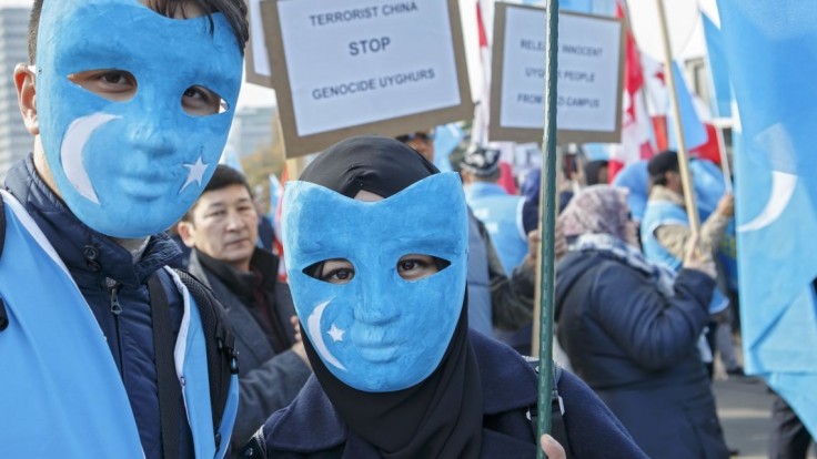 Príslušníci ujgurskej menšiny protestujú proti politike Číny počas pravidelného hodnotenia situácie v Číne Radou OSN pre ľudské práva v Ženeve.