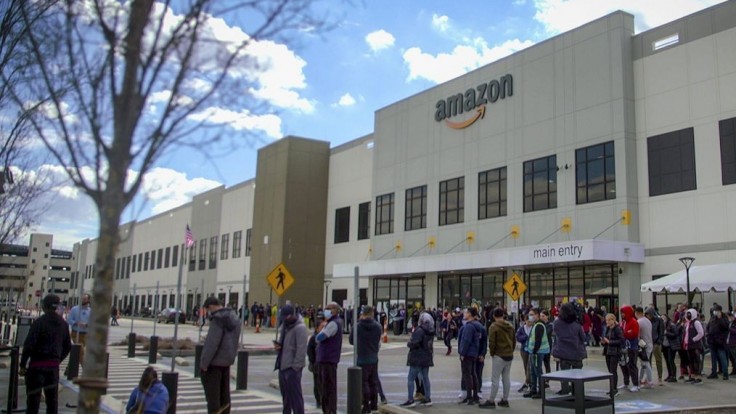Pracovníci Amazonu v USA stoja pred skladom spoločnosti, aby hlasovali o odboroch
