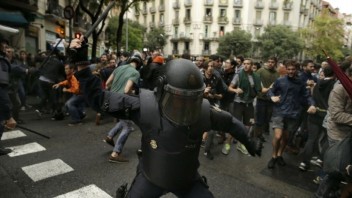 katalansko-referendum-policia-1140-px-sita-ap_462ab00e.jpg